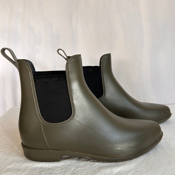 Target - Olive Green Chelsea Rainboot - Picture 3 of 7
